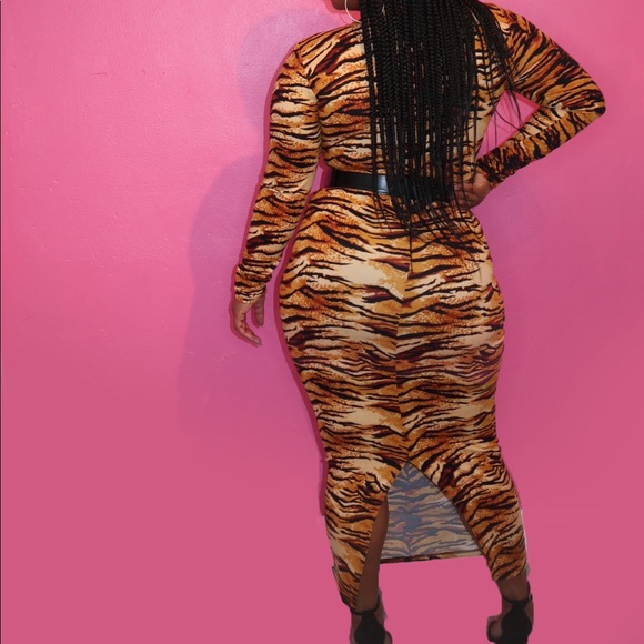 *PLUS SIZE* TIGER STRIPE MIDI DRESS - Picture 5 of 5